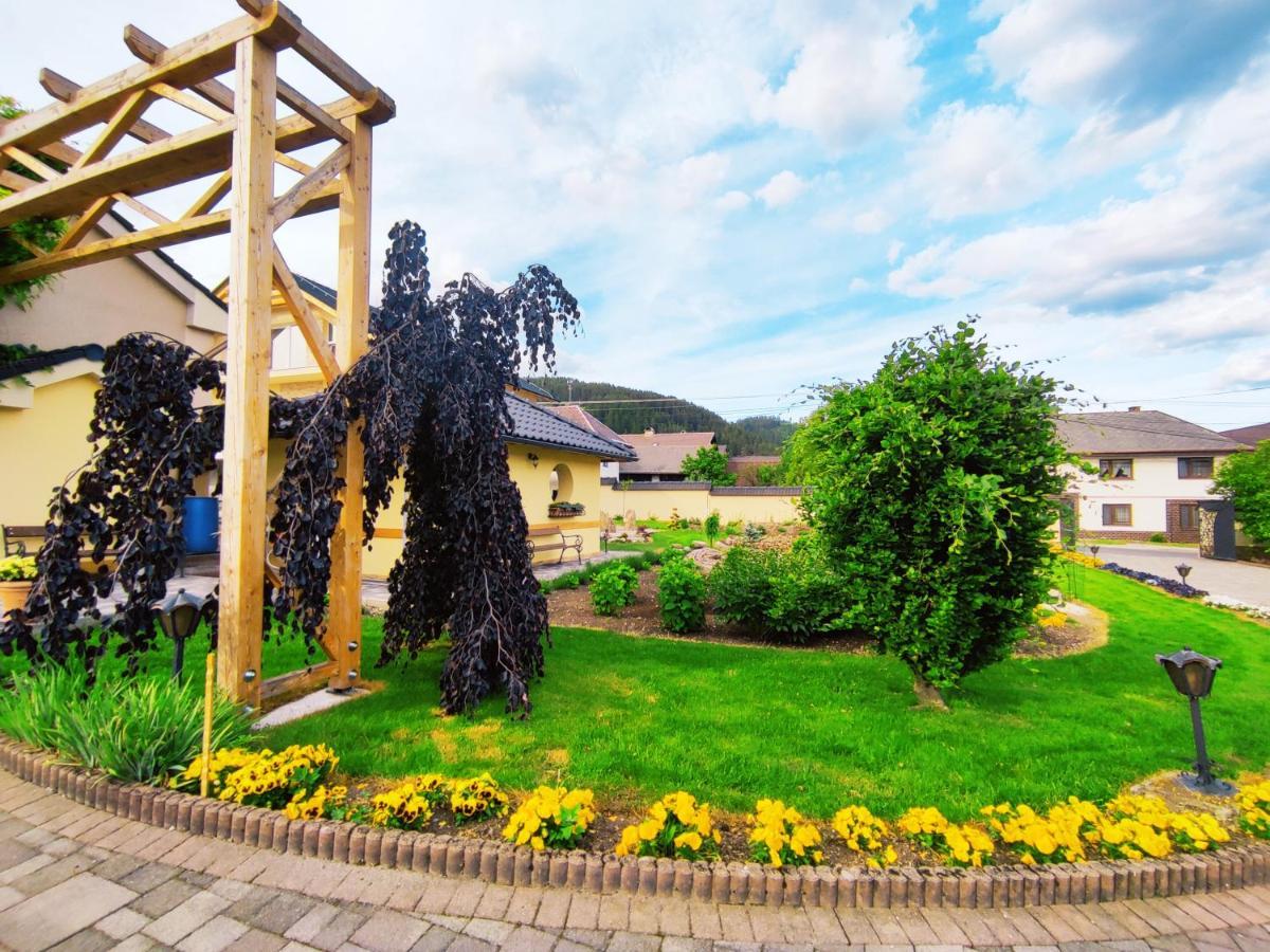 Penzion Lucs Heľpa Exterior foto